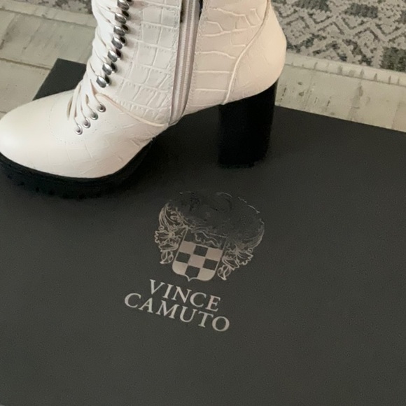 NIB VINCE CAMUTO ERMANIA Boots - Picture 6 of 11